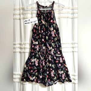 Floral Romper with pockets. Size Small/tall.